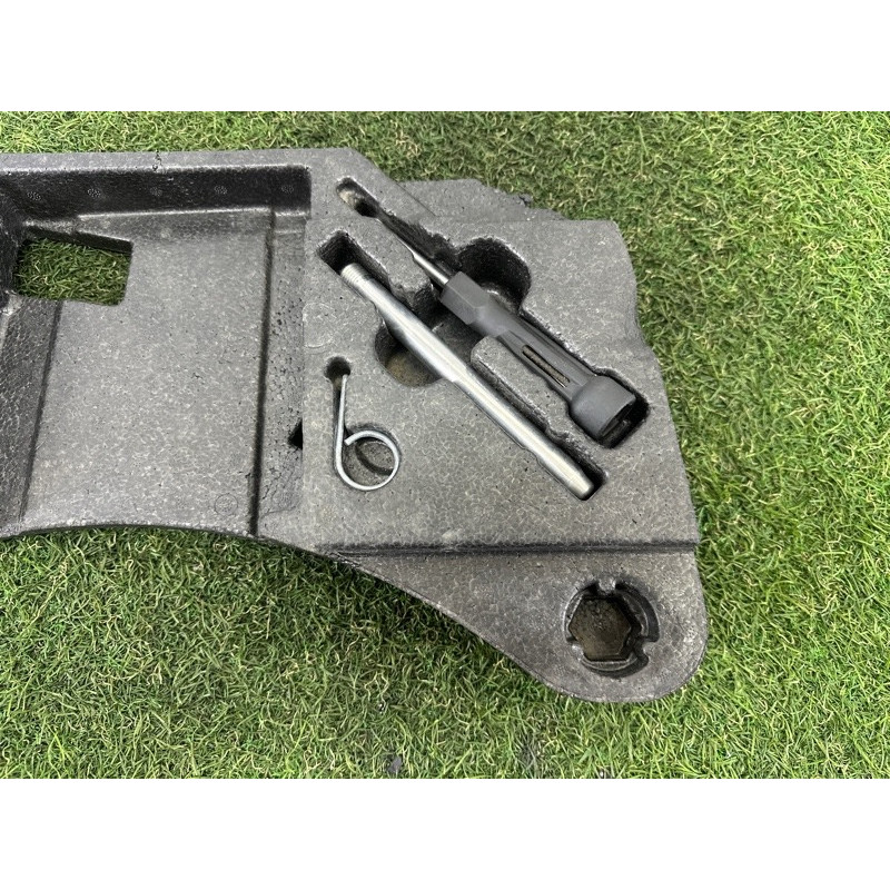 Комплект инструмента (аксессуары) Volkswagen Touareg NF 2015 3.6 CGRA 7P0012112F