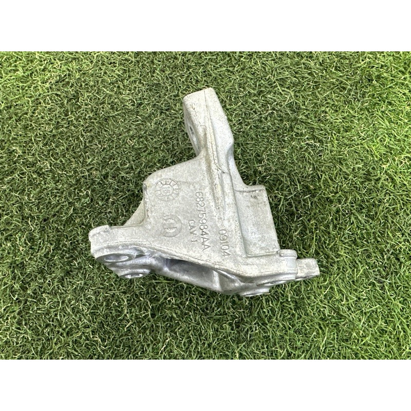 Кронштейн подушки двигателя (кронштейны двигателя) Jeep Grand Cherokee WK2 2017 68275984AA