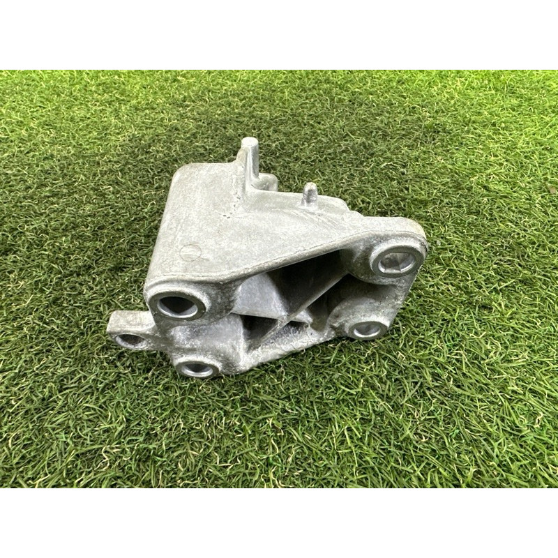 Кронштейн подушки двигателя (кронштейны двигателя) Jeep Grand Cherokee WK2 2020 3.6 68275984AA