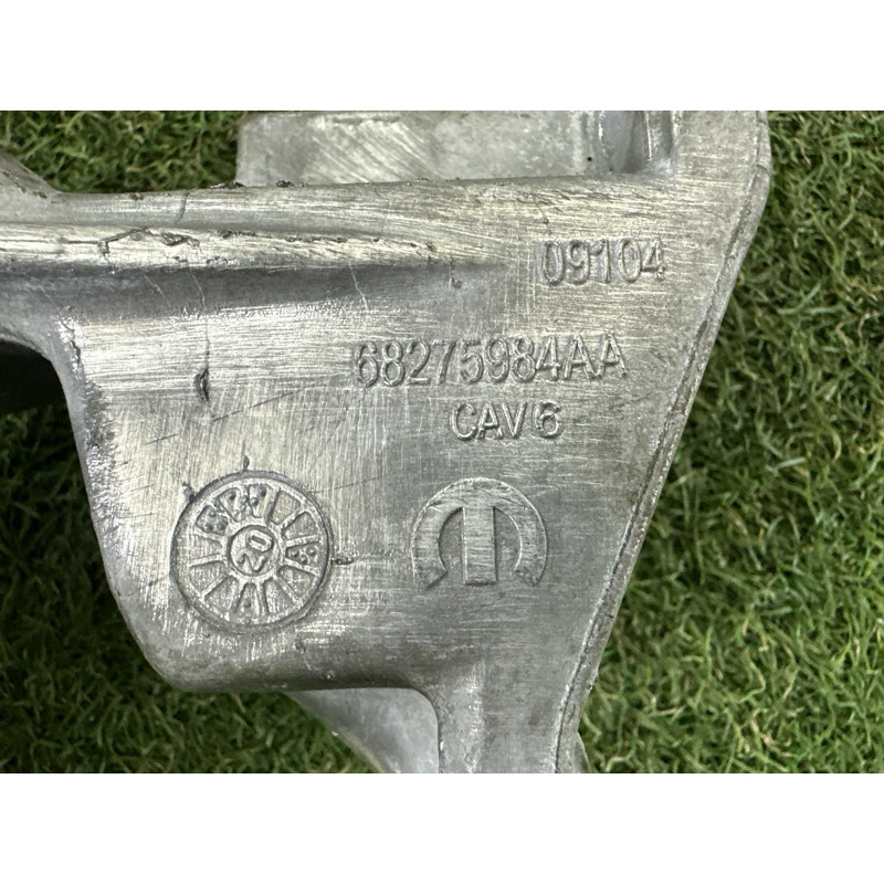 Кронштейн подушки двигателя (кронштейны двигателя) Jeep Grand Cherokee WK2 2020 3.6 68275984AA