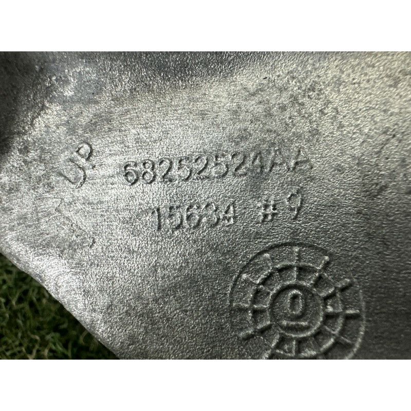 Кронштейн подушки двигателя (кронштейны двигателя) Jeep Grand Cherokee WK2 2020 3.6 68252524AA