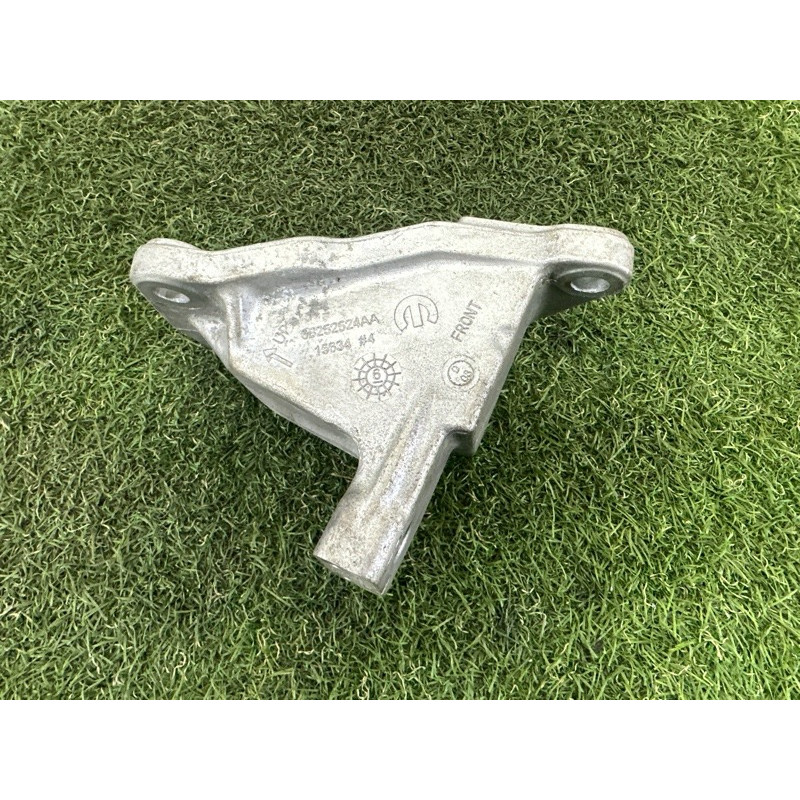 Кронштейн подушки двигателя (кронштейны двигателя) Jeep Grand Cherokee WK2 2017 68252524AA