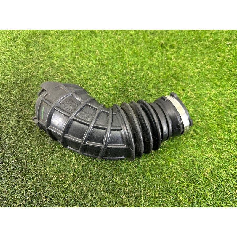 Патрубок воздушного фильтра (впускная система) AUDI A4 B8 2012 2.0 CAEB 06H129629E