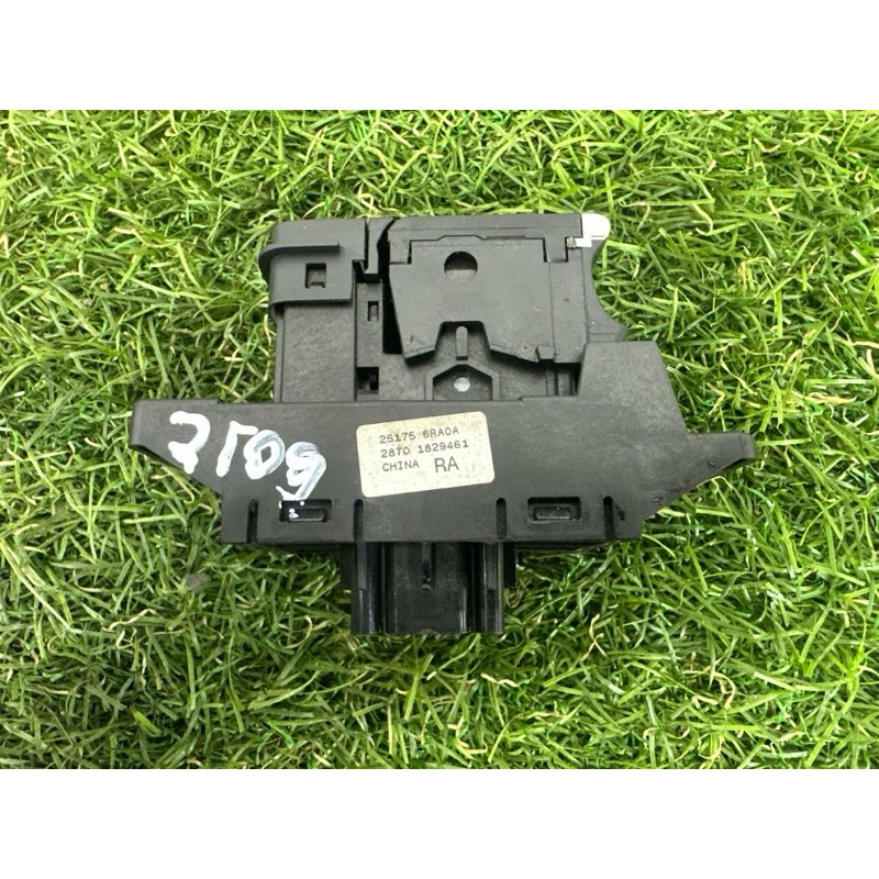 Кнопка стояночного тормоза (электрика / кнопки) Nissan Rogue T33 2021 2.5 PR25DD 251756RA0A