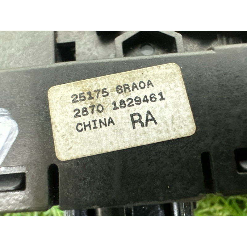 Кнопка стояночного тормоза (электрика / кнопки) Nissan Rogue T33 2021 2.5 PR25DD 251756RA0A