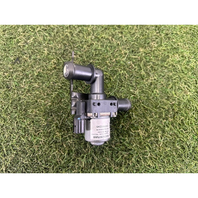 Клапан системы охлаждения (электрика / кнопки) Jeep Grand Cherokee WK2 2017 3.6 68252075AB