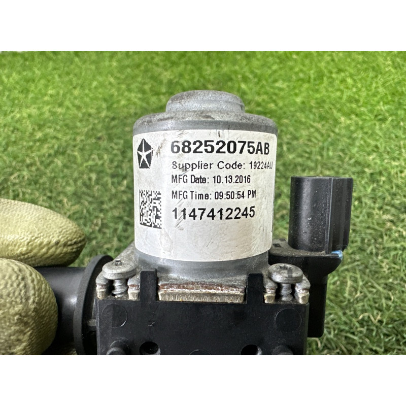 Клапан системы охлаждения (электрика / кнопки) Jeep Grand Cherokee WK2 2017 3.6 68252075AB