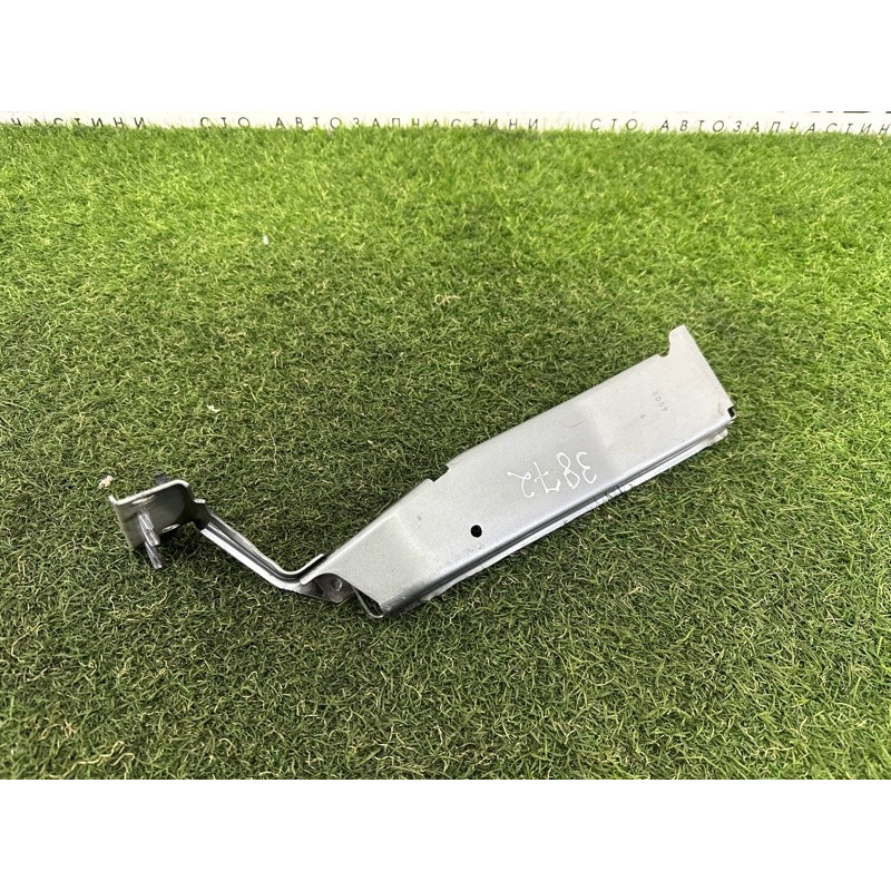 Крепление крыла (кузов и элементы) AUDI A4 B8 2010 2.0 CAEB 8K0821136M