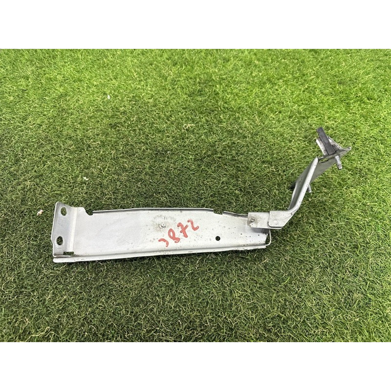 Крепление крыла (кузов и элементы) AUDI A4 B8 2010 2.0 CAEB 8K0821136M