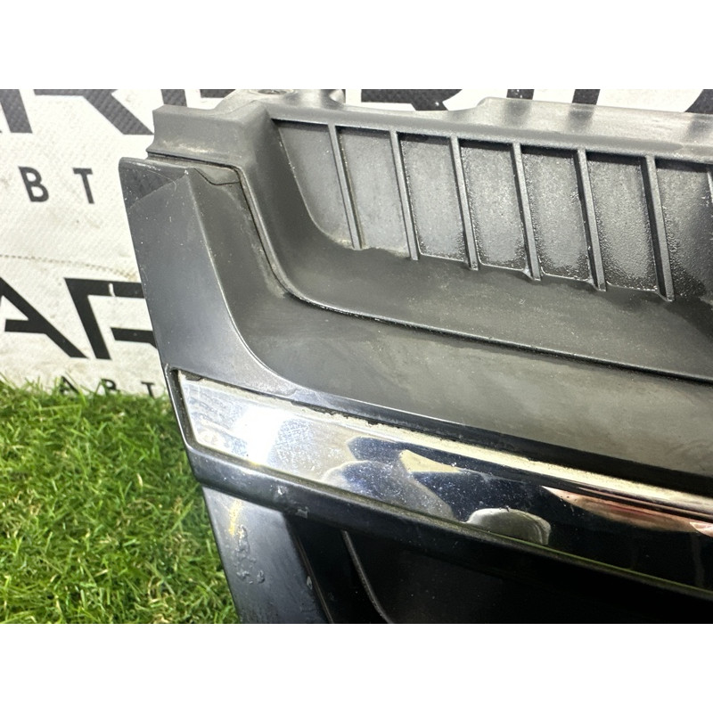 Решетка радиатора (наружные элементы кузова) Volkswagen Touareg NF 2012 3.0 Hybrid CGFA 7P6853651AZLL