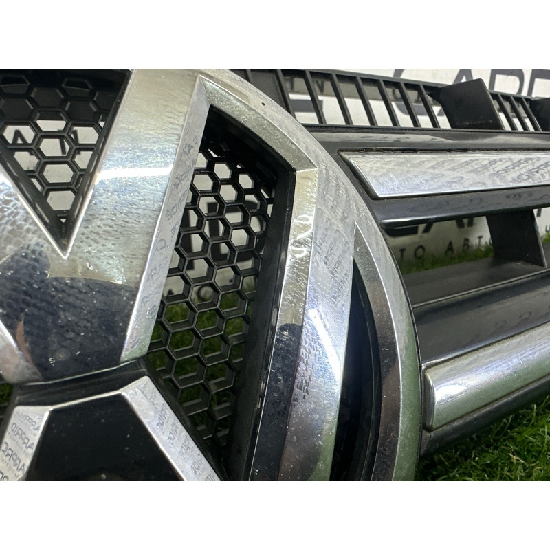 Решетка радиатора (наружные элементы кузова) Volkswagen Touareg NF 2012 3.0 Hybrid CGFA 7P6853651AZLL