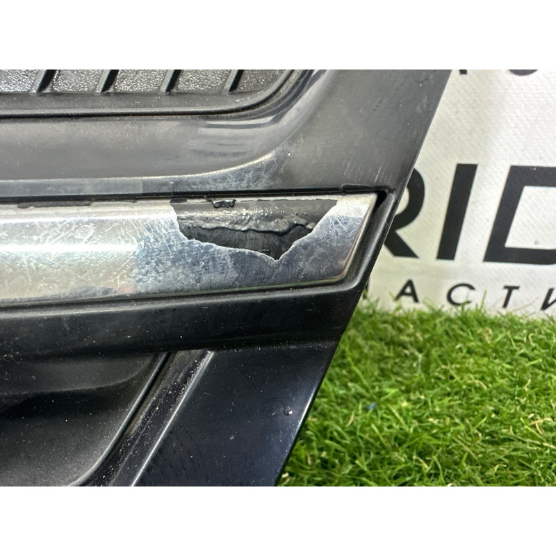 Решетка радиатора (наружные элементы кузова) Volkswagen Touareg NF 2012 3.0 Hybrid CGFA 7P6853651AZLL