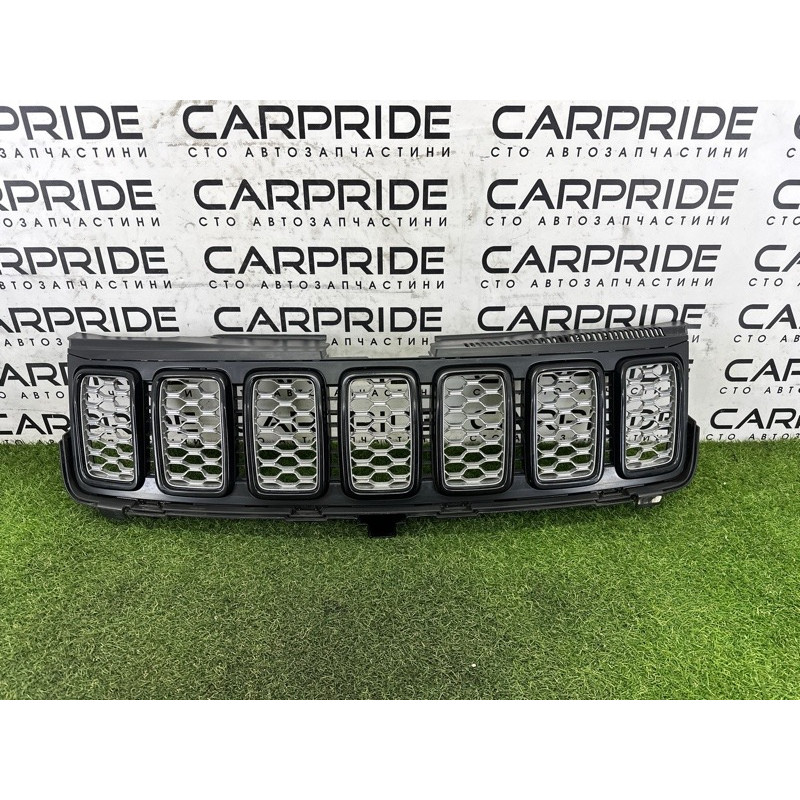 Решетка радиатора (наружные элементы кузова) Jeep Grand Cherokee WK2 2018 3.6 68258419AB