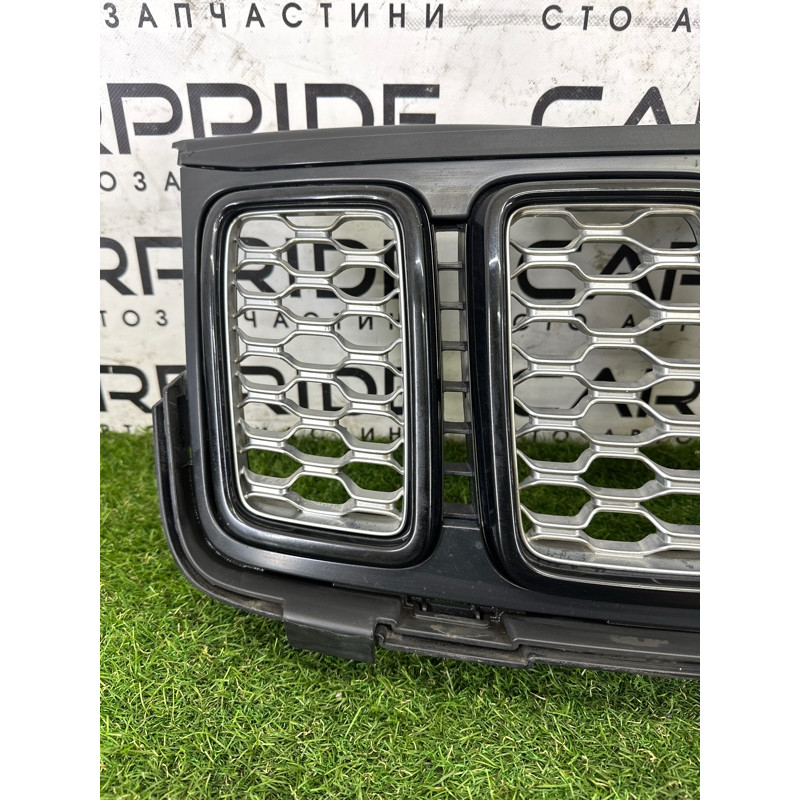 Решетка радиатора (наружные элементы кузова) Jeep Grand Cherokee WK2 2018 3.6 68258419AB