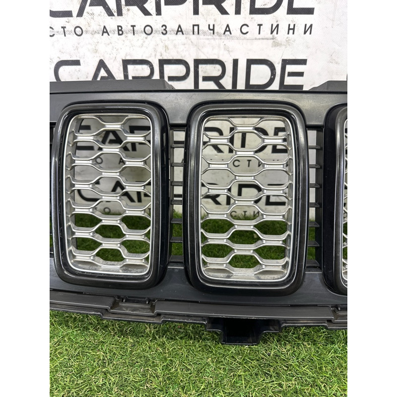 Решетка радиатора (наружные элементы кузова) Jeep Grand Cherokee WK2 2018 3.6 68258419AB