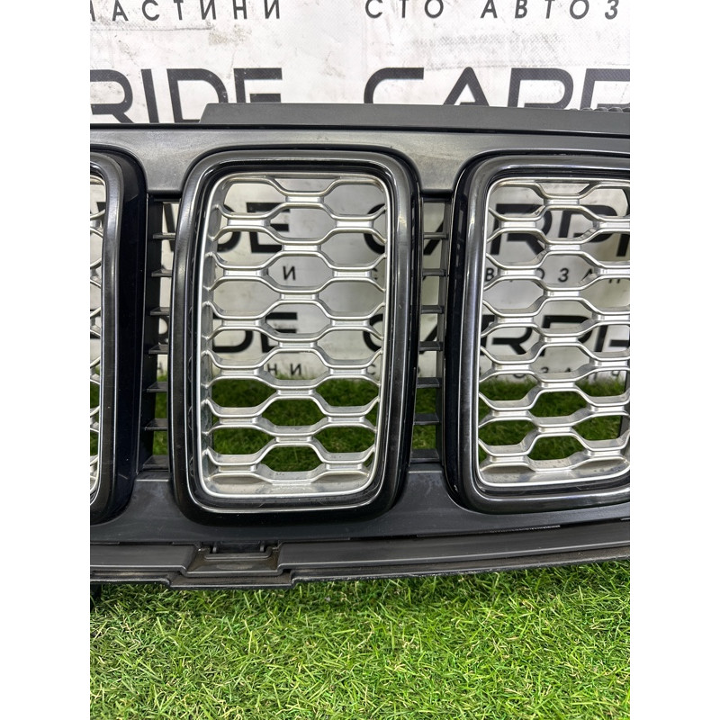 Решетка радиатора (наружные элементы кузова) Jeep Grand Cherokee WK2 2018 3.6 68258419AB