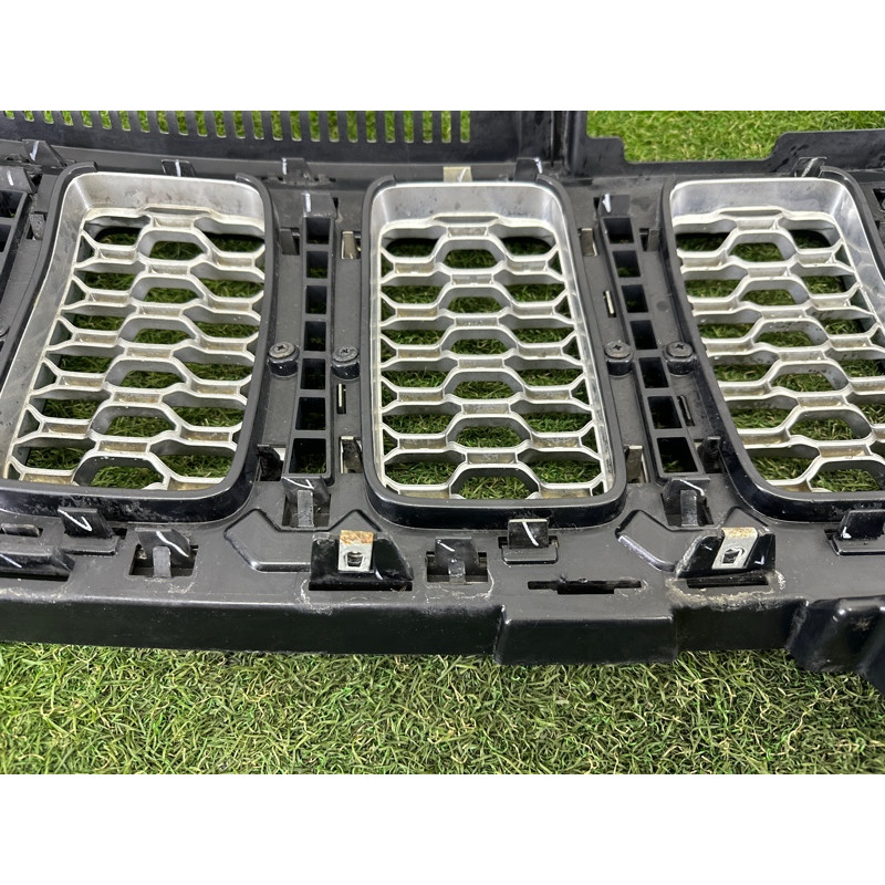 Решетка радиатора (наружные элементы кузова) Jeep Grand Cherokee WK2 2018 3.6 68258419AB