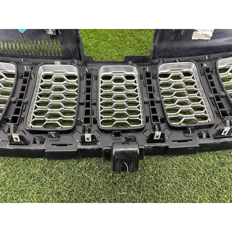 Решетка радиатора (наружные элементы кузова) Jeep Grand Cherokee WK2 2018 3.6 68258419AB