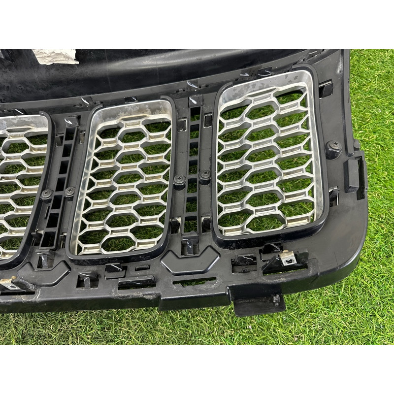 Решетка радиатора (наружные элементы кузова) Jeep Grand Cherokee WK2 2018 3.6 68258419AB