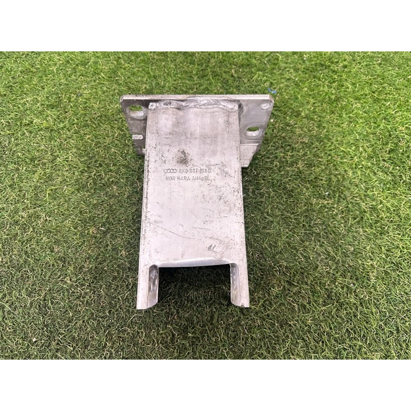 Кронштейн усилителя бампера (стекла и зеркала) AUDI A4 B8 2010 2.0 CAEB 8K0807133D