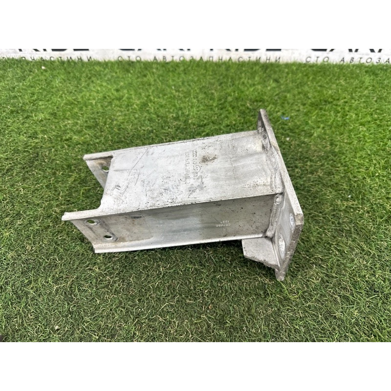 Кронштейн усилителя бампера (стекла и зеркала) AUDI A4 B8 2010 2.0 CAEB 8K0807133D