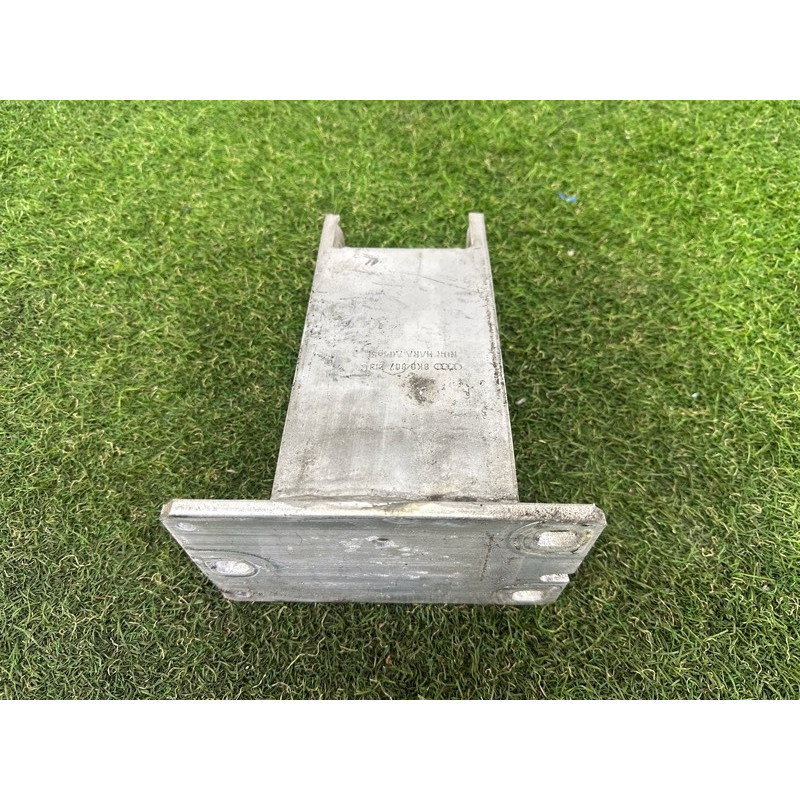 Кронштейн усилителя бампера (стекла и зеркала) AUDI A4 B8 2010 2.0 CAEB 8K0807133D