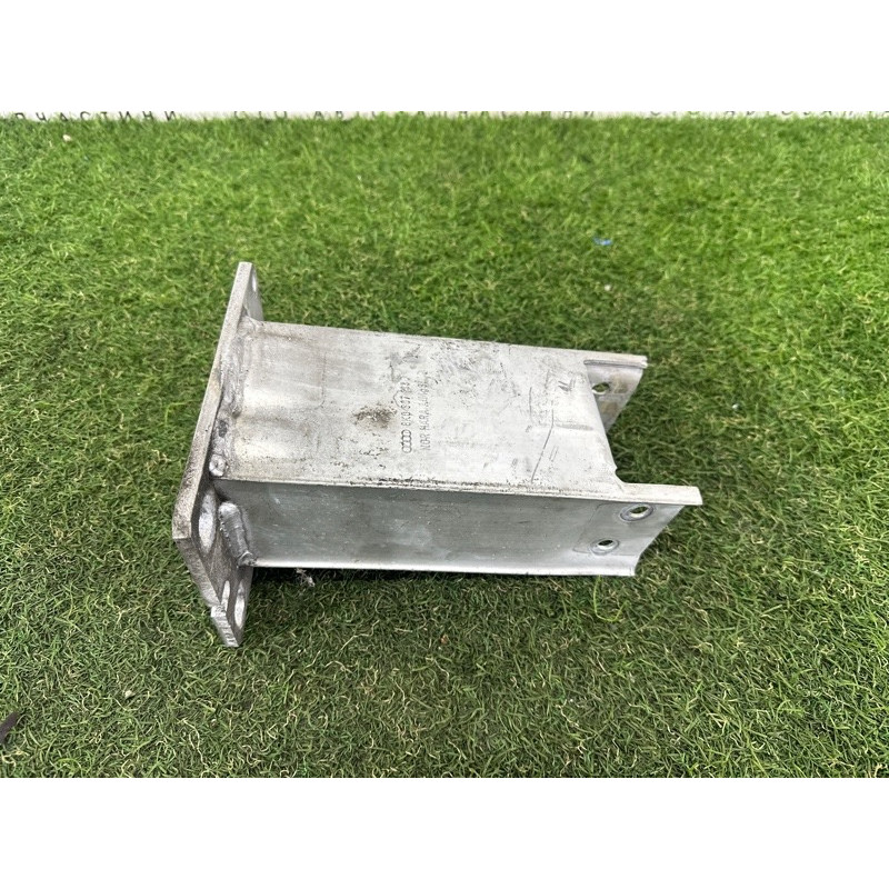 Кронштейн усилителя бампера (стекла и зеркала) AUDI A4 B8 2010 2.0 CAEB 8K0807133D