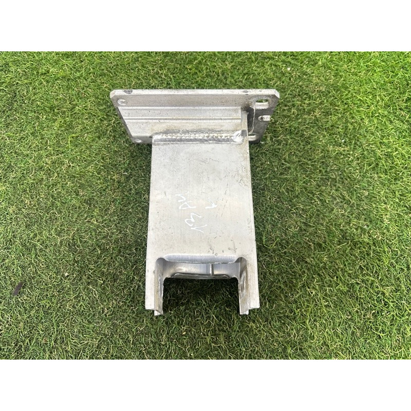 Кронштейн усилителя бампера (стекла и зеркала) AUDI A4 B8 2010 2.0 CAEB 8K0807133D