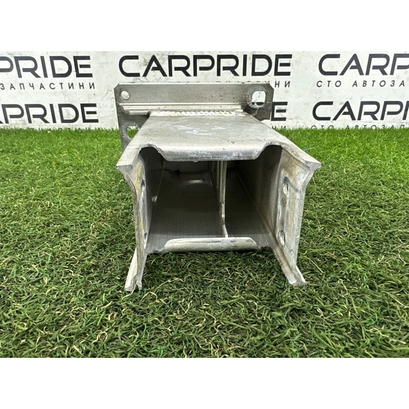 Кронштейн усилителя бампера (стекла и зеркала) AUDI A4 B8 2010 2.0 CAEB 8K0807133D