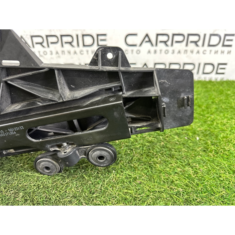 Кронштейн фары (кузов и элементы) BMW 7-series F01 2011 3.0 N54 51647184159