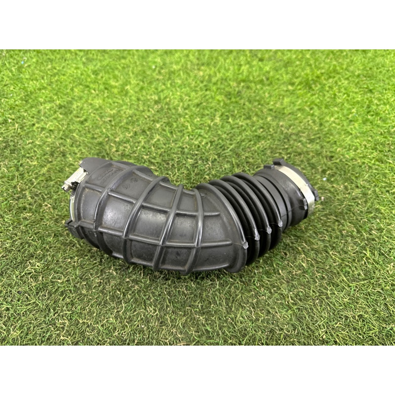 Патрубок воздушного фильтра (впускная система) AUDI A4 B8 2010 2.0 CAEB 06H129629E