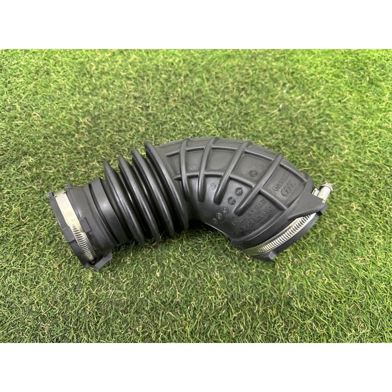 Патрубок воздушного фильтра (впускная система) AUDI A4 B8 2010 2.0 CAEB 06H129629E