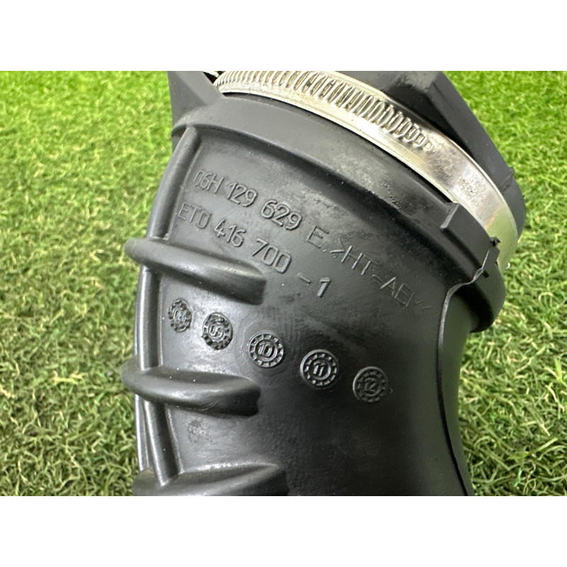 Патрубок воздушного фильтра (впускная система) AUDI A4 B8 2010 2.0 CAEB 06H129629E