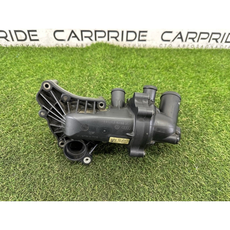 Корпус термостата с помпой (система охлаждения) AUDI A8 D4 2011 4.2 CDRA 079121013P