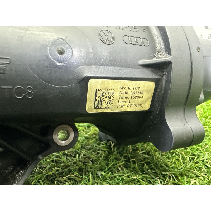 Корпус термостата с помпой (система охлаждения) AUDI A8 D4 2011 4.2 CDRA 079121013P