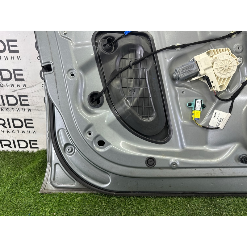 Дверь (наружные элементы кузова) AUDI A4 B8 2010 2.0 CAEB 8K0831051J