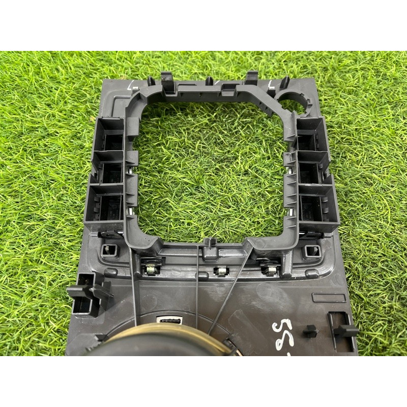 Накладка центральной консоли (салон) Volkswagen Passat B7 2014 1.8 561864263n