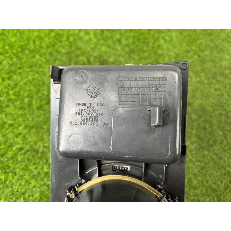 Накладка центральной консоли (салон) Volkswagen Passat B7 2014 1.8 561864263n