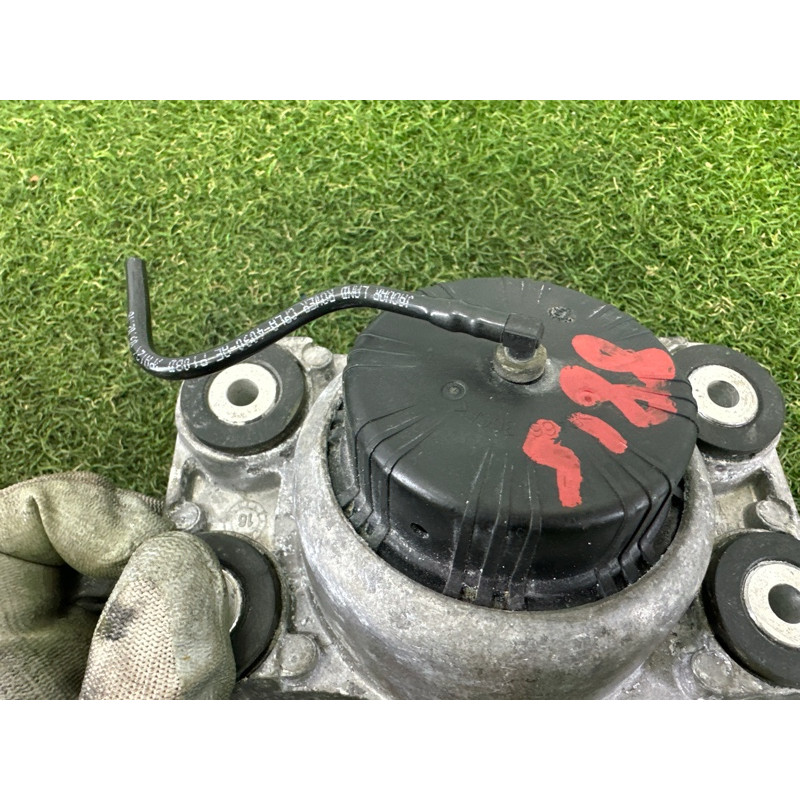 Подушка двигуна (двигатель и элементы) LAND ROVER RANGE ROVER Sport L494 2016 3.0 Diesel LR057632