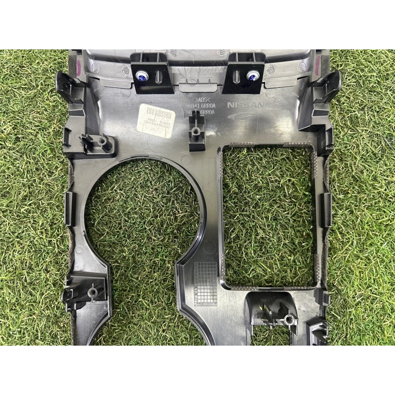 Накладка центральной консоли (салон) Nissan Rogue T33 2021 2.5 PR25DD 969416RR0A