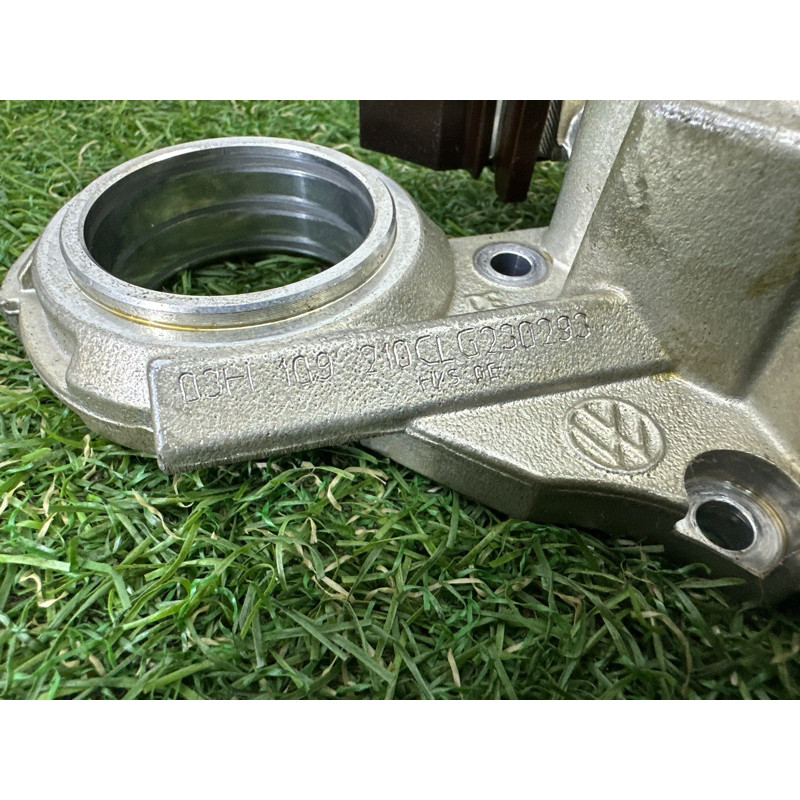 Опорный кронштейн распредвала (двигатель и элементы) Volkswagen Touareg NF 2012 3.6 CGRA 03H109210C