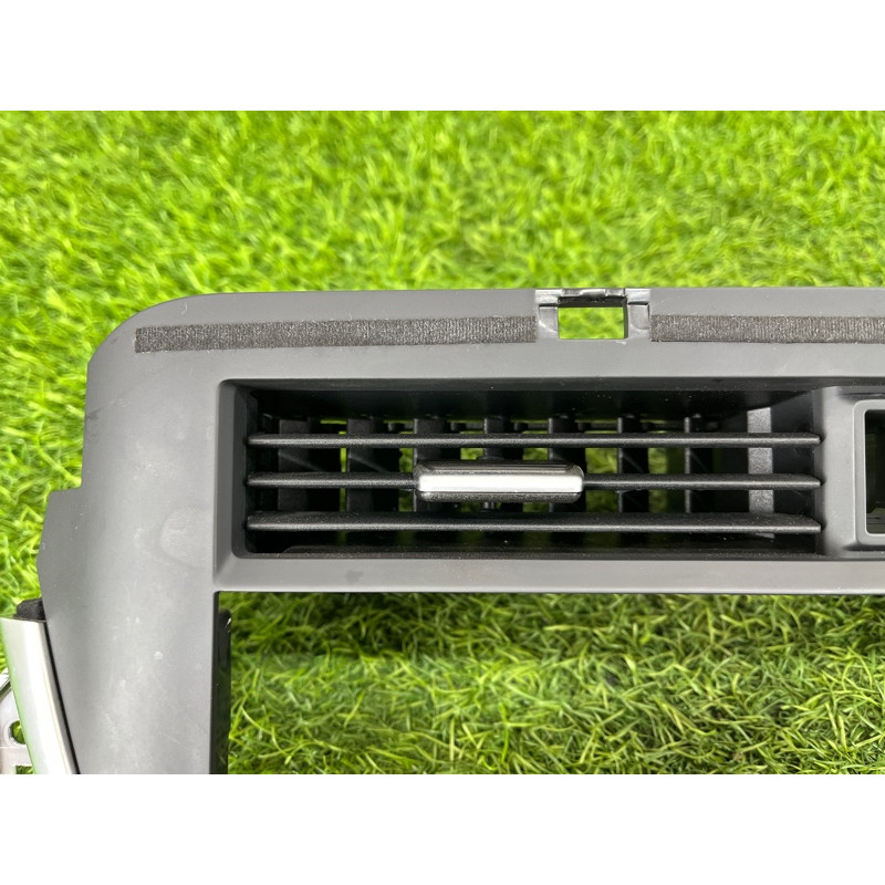 Центральный дефлектор салона (салон) Nissan Rogue T33 2023 1.5 KR15DDT 687506RY3A