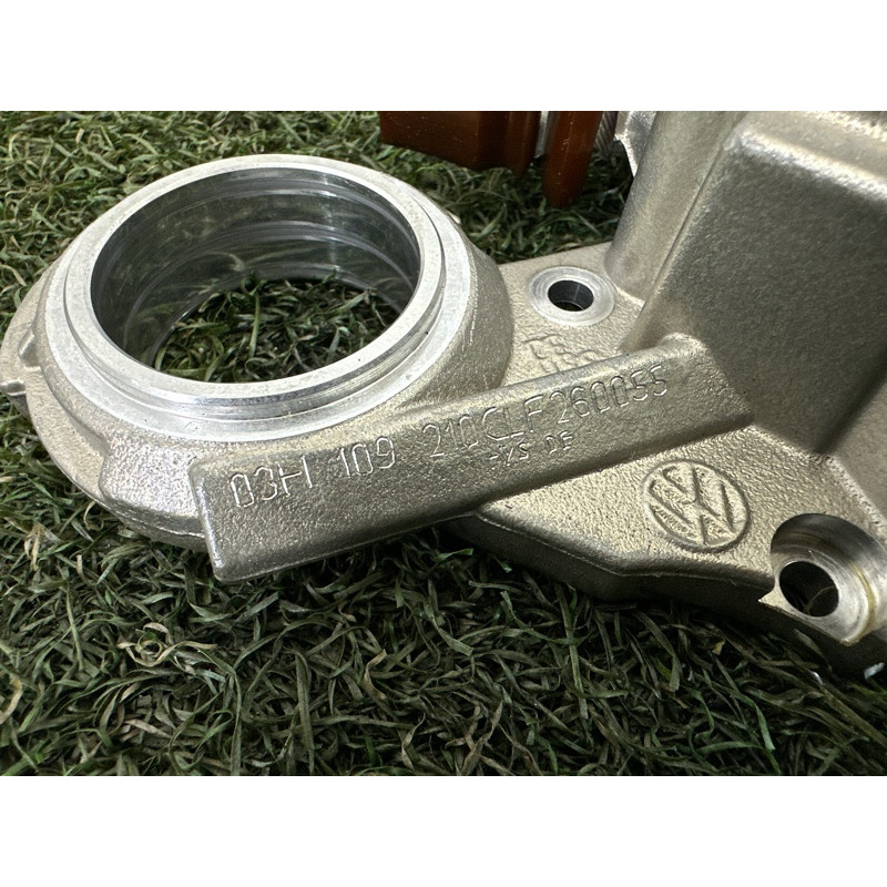 Опорный кронштейн распредвала (двигатель и элементы) Volkswagen Touareg NF 2013 3.6 03H109210C