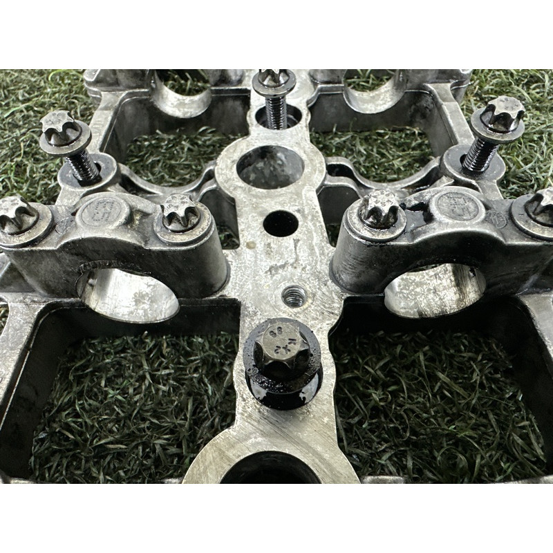 Опорный кронштейн распредвала (двигатель и элементы) BMW X5 E70 2011 3.0 N57 11317800044