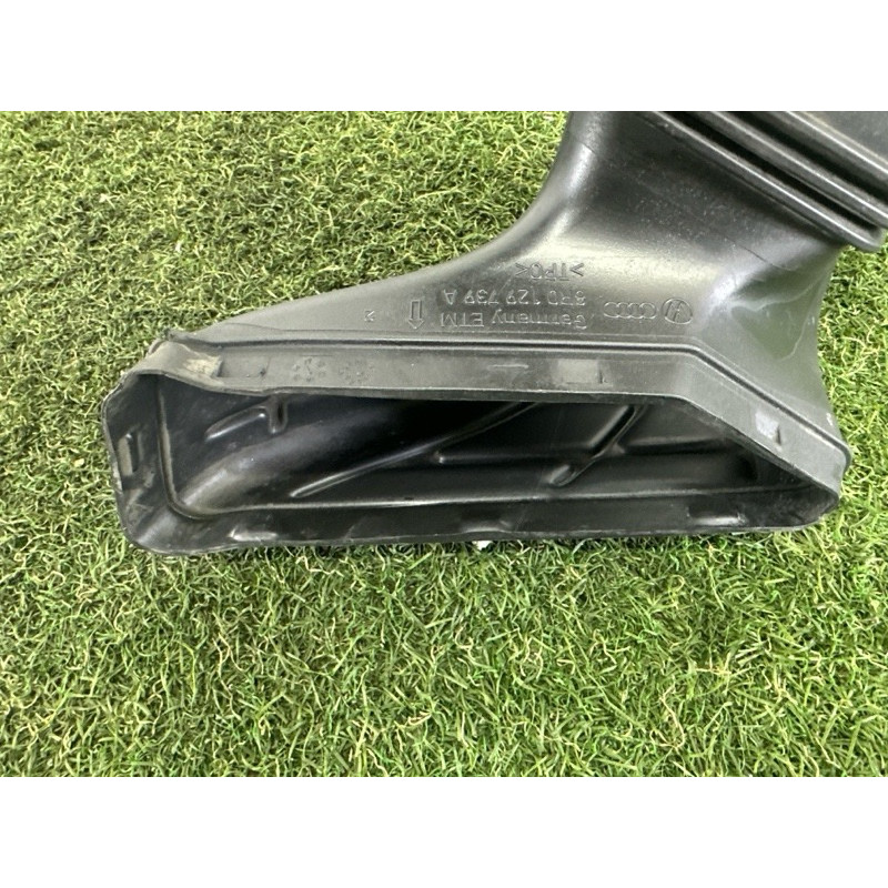 Патрубок воздушного фильтра (впускная система) AUDI A4 B8 2014 2.0 TFSI 8R0129739A