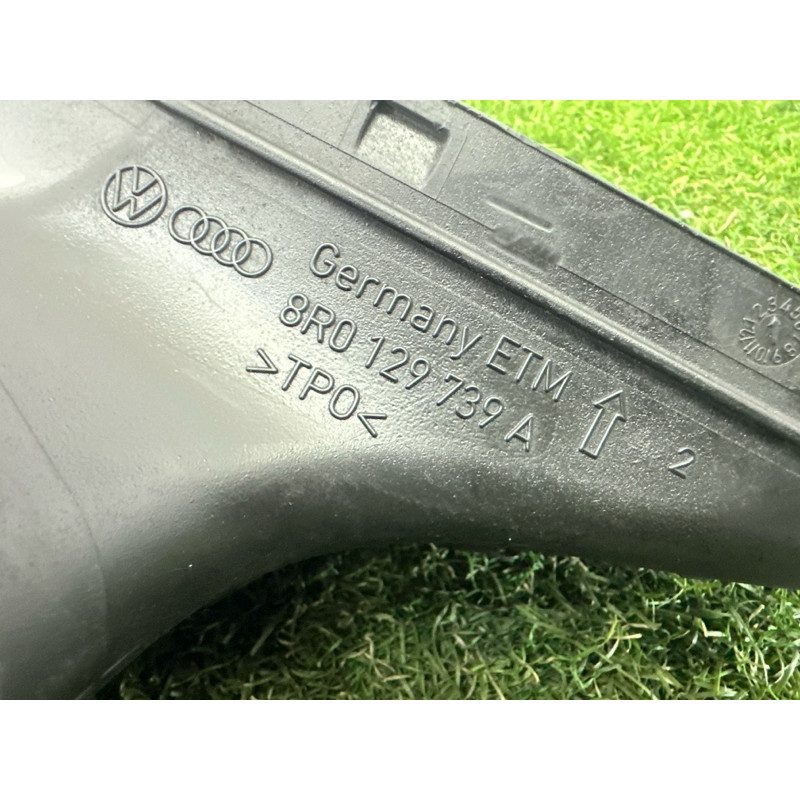 Патрубок воздушного фильтра (впускная система) AUDI A4 B8 2014 2.0 TFSI 8R0129739A