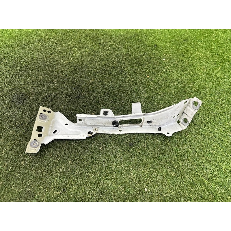 Крепление крыла (кузов и элементы) AUDI A4 B9 2017 2.0 TFSI 8W0821136C