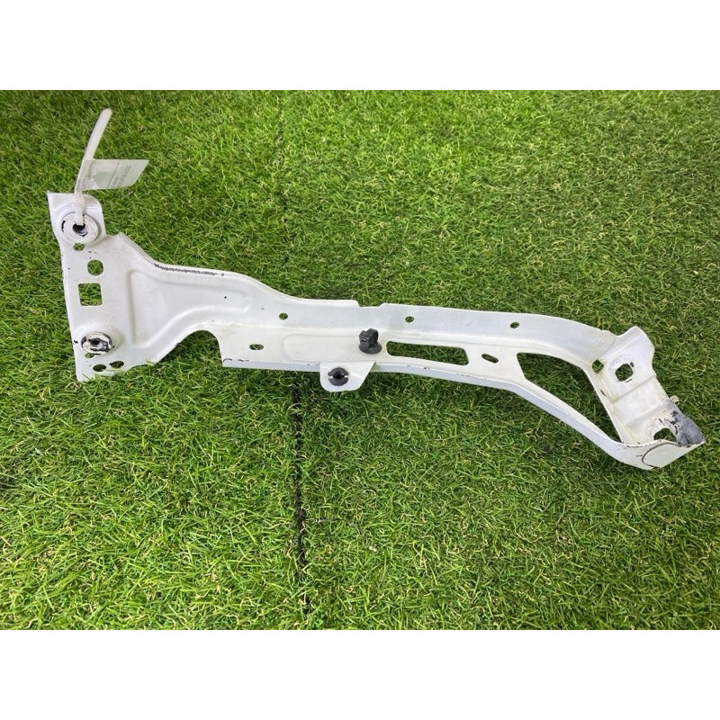 Крепление крыла (кузов и элементы) AUDI A4 B9 2017 2.0 TFSI 8W0821135C