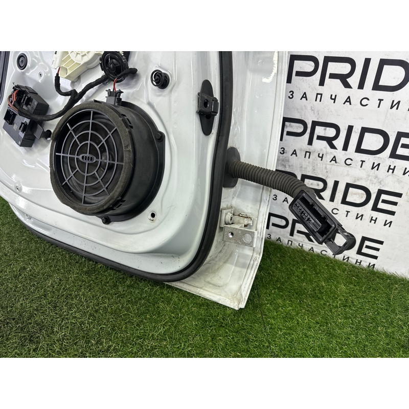 Дверь (наружные элементы кузова) AUDI A4 B8 2013 2.0 TFSI 8K9833051D