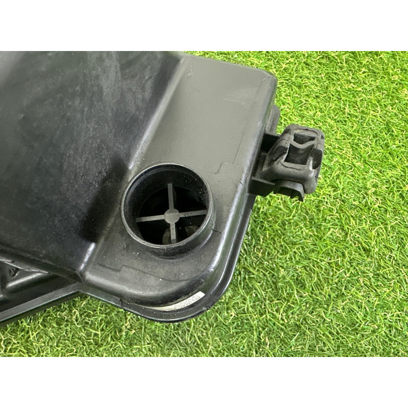 Корпус воздушного фильтра (впускная система) AUDI Q5 8R 2012 3.2 8K0133837E